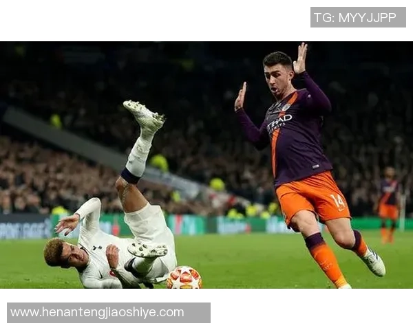 足球明星在赛场上意外搞笑瞬间引发全场爆笑令人忍俊不禁