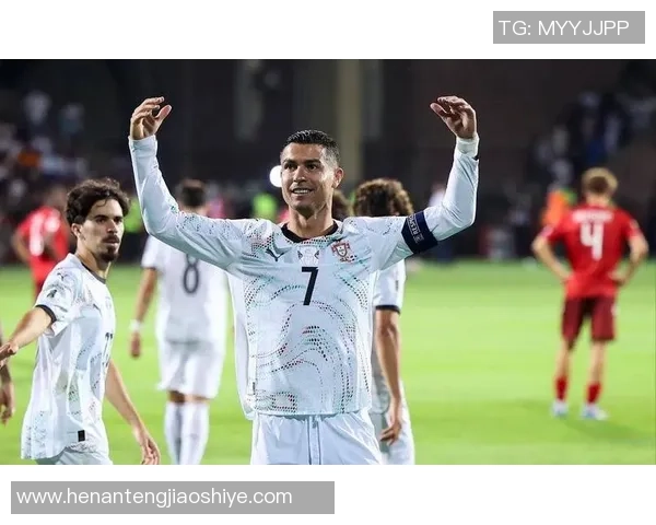 足球明星下大巴瞬间曝光引发球迷热议精彩画面尽在其中 足球明星下大巴瞬间曝光引发球迷热议精彩画面尽在其中